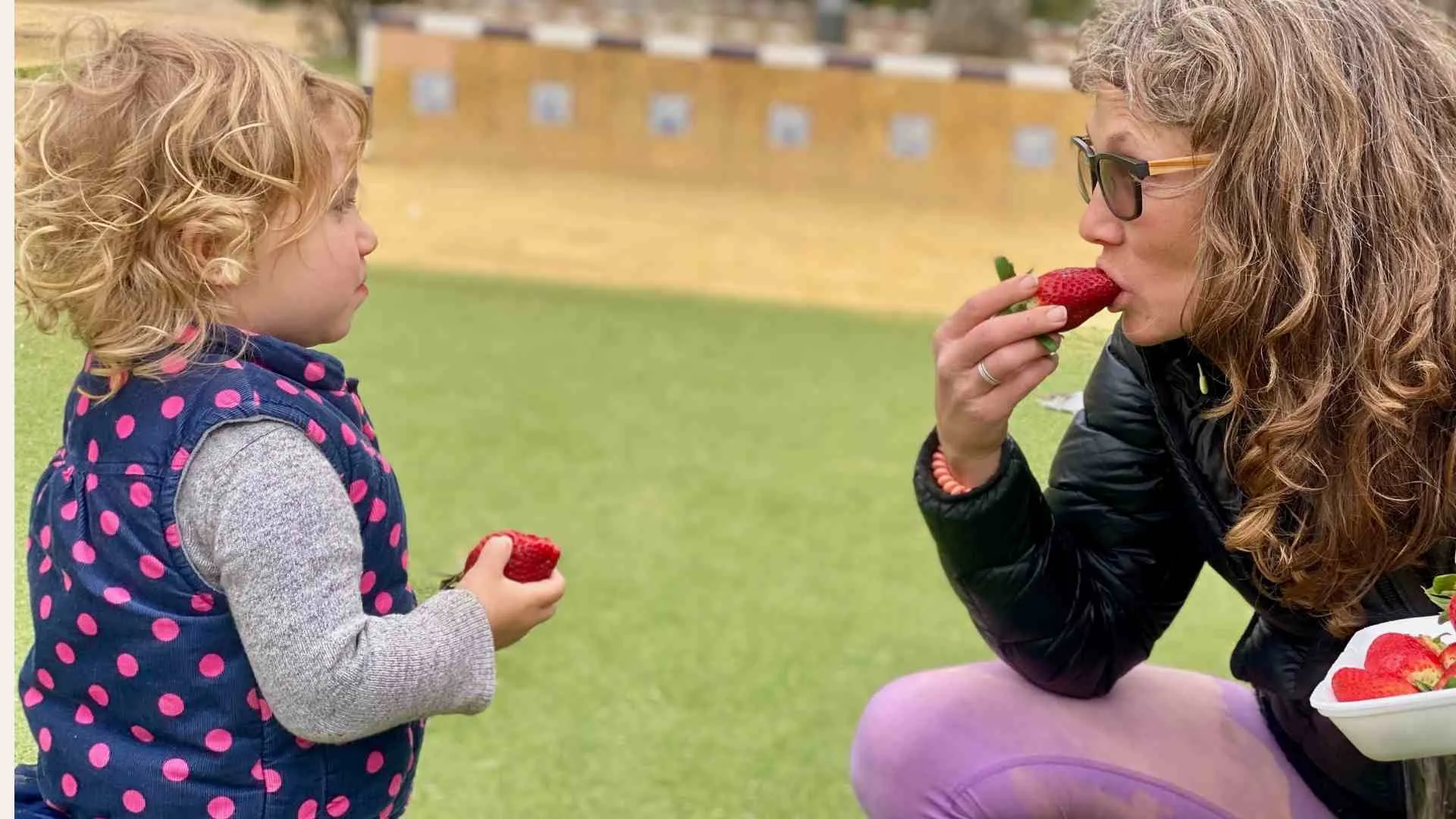 Chandra Zas sharing strawberries with her daughter — the Mood Before Food methodology in everyday practice